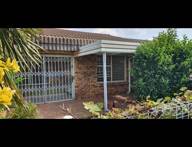1 BEDROOM TOWNHOUSE FOR SALE IN NORTON PARK